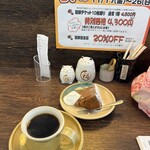 Rokkoyou - 珈琲は、3種類から選べます。クーポンで頂いたシフォンケーキは、ココア味❗️
                        すごく得した気分になりました。
                        お店の方も、素敵です。また、お邪魔しますね。