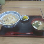 Idumiya - 親子丼。丼単品でもお味噌汁とお漬物付き