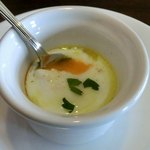 トラットリア・ヴィーヴォ - 卵のココット焼き・白トリュフオイルは 300円