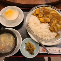 廣東飯店 - まかないランチ　今週はカレー　スープ、搾菜、デザートが付いて税込800円