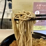 駅そば 濱そば - 「かき揚げ天玉そば」の麺リフトアップ…