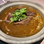 中国料理 旬輝 - 黒毛和牛薬膳カレーつゆそば。この肉がまたサシが入って柔らか。前までランチメニューにはあったけど、中華にきてカレー。ありよりのあり。