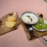 中国料理 旬輝 - 杏仁豆腐とシャインマスカット。そして奥様手作りのお菓子♪