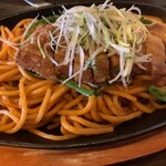 肉の万世 - 熱々鉄板に　パイコー　オンザ　焼きナポリタン