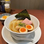 酒肴場 屯 - 津軽煮干し中華蕎麦（味玉入り）¥950、土佐ジロー卵かけご飯¥100