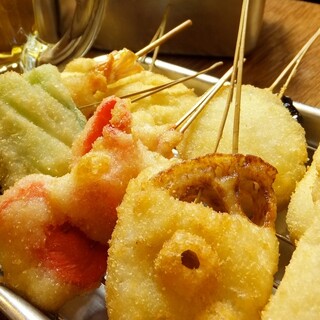 [Crispy on the outside♪ Chewy on the inside♪] Piping hot kushikatsu♪