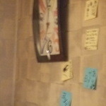 月宙喫酒サンボ２０２ - こちらの壁にもポストイット