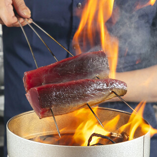 【当店名物】豪快な炎で焼き上げる藁焼き