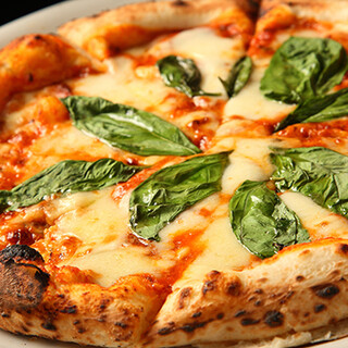 窯で焼く本格ピザと旨味と辛味が効いた人気のペペロンチーノ