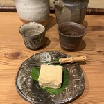 Soba Yuuzan - お酒は左が浦里、右が豊盃。味わいのイメージが器とシンクロしています。