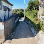 新兵衛 - お店は左方向に下って行きます