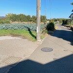 新兵衛 - このT字路をお店は左方向ですが、普通車の駐車場は直進です