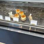 ラトリエヒロワキサカ - ケーキのショーケースがらがら。平日15時半。作っては補充してるようですがいろいろ選びたいなら午前中だな。