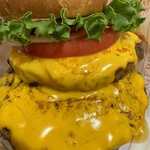 TEDDY'S Bigger Burgers - 溢れ出るチーズの滝