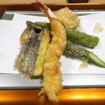 Sushi Tempura Gi On Iwai - 海老、アスパラガス、帆立貝柱、茄子