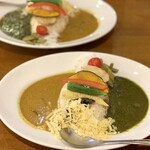 Wakakusa Kare Hompo - ゴマと野菜のベジカレーと若草カレーのあいがけベジカレー（with ソイチーズ）