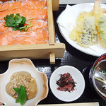 Muhou matsu - 【（火～金限定）ランチメニュー】　鮭せいろ御飯（小鉢、味噌汁、漬物付き） / ８５０円　≪天麩羅盛り合せ・焼魚・煮魚≫から1種類お選び下さい。