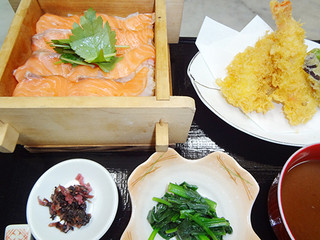 Muhoumatsu - 【（火～金限定）ランチメニュー】　鮭せいろ御飯（小鉢、味噌汁、漬物付き） / ８５０円　≪天麩羅盛り合せ・焼魚・煮魚≫から1種類お選び下さい。