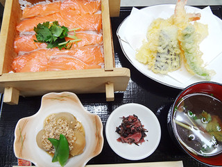 Muhoumatsu - 【（火～金限定）ランチメニュー】　鮭せいろ御飯（小鉢、味噌汁、漬物付き） / ８５０円　≪天麩羅盛り合せ・焼魚・煮魚≫から1種類お選び下さい。