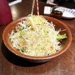 かつ吉 - 食べ放題のキャベツの千切り。