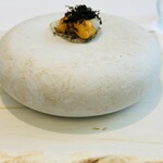 レミニセンス - 雲丹 
      北海道産の濃厚な雲丹等を板状のチップの上に美しく鎮座する精細な一品。ピンセットで完成されるのでしょうか