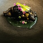 レミニセンス - 海苔の衣をつけふんわりと揚げてある鮑を
      深いグリーンが美しいシブレットのソースでいただきます。もはや、アートのような一品♡