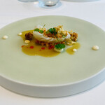 レミニセンス - 立派な車海老の火入れも抜群に好み♡その下には、言われなければ分からないカリフラワーが眠っています。原型を留めたカリフラワーは、傍で見守っていました。車海老のエキスを生かしたソースはフレンチならでは♡