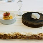 レミニセンス - フォアグラのテリーヌと地魚
      フォアグラのテリーヌの下には板状のジャガイモのフリットとチーズ？上部のフェンネルが風に靡いているよう。
       70秒の白い砂が入った砂時計と共に お料理は提供されます