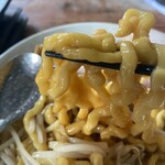 極太濁流ラーメン ら・けいこ - 暴れる麺