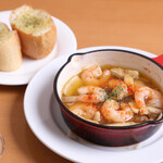 すみだCafe - 小エビのアヒージョ_ガーリックトースト