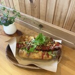 ピースバイピースコーヒー - ハーブウインナのホットドッグ(フォカッチャ)