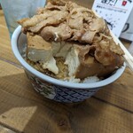 牛農家直営 うし煮込み 磯田屋 - とうめし＆牛合いかけ、巨大豆腐の断面(2023年11月)