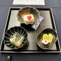 花蝶 銀座本店 - 料理は胡麻豆腐やシャインマスカットの前菜から始まりました。