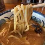 Nibo Shi Chuuka Ra-Men Hachi - 加水率高めのもっちりした食感の麺