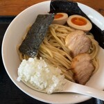 煮干し中華 らーめん 八 - 「特製濃厚煮干しつけ麺」の麺（玉ねぎサービス）