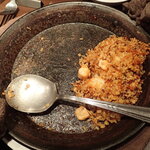 日本橋レオン - お店の方がおこげを食べやすくして下さる