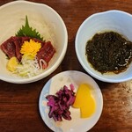 小作 - コースの馬刺し、もずく(半分食べてしまいました)　漬物