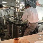 レストラン アニス - 料理する清水シェフ