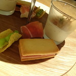 Point - パルメザンチーズのチュイルと八尾の枝豆、生ハムパン、フォアグラのレーズンサンド