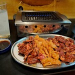 大衆焼肉 ジンギスカン - 左からハラミ、ミノ、ジンギスカン、両脇はレモンサワー