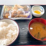Ubeshi Koutsuukyoku Shokudou - 弁当おかず400円、ご飯とお味噌汁150円