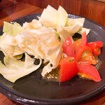 どんどん亭 - 食べ放題 ざく切りキャベツと冷たいトマト