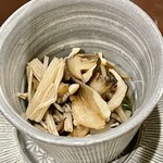 酒亭 田中 - お通し3 法蓮草のお浸しには5日干した椎茸が炊き合わせに