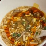 Zuien Shanhai Chuubou - キノコと野菜の酸辣湯　これも辣油とお酢がしっかり効いていて酸っぱ辛い