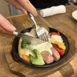 北海道シントク町 塚田農場 - 十勝ラクレットチーズ　グリル野菜とソーセージ