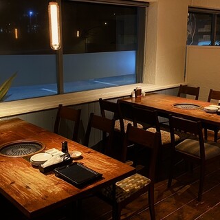 沖縄の家具職人が作ったテーブルや椅子で、南国の雰囲気も感じられます♪