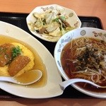 餃子の王将 - 日替りランチ　この日は高菜ラーメン　エビカツ天津飯　肉とキャベツの炒め物