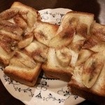 蜜蜂 - ある日のシナモンバナナトースト２人分300円