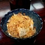 松月庵 - ビールのつまみサービス（豆腐に節粉　粉になっている）