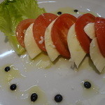 中国小皿料理とお酒の店  花凛 - トマトとモッツァレラのカプレーゼ